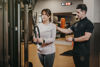 moderne club combineert personal trainer en fitness